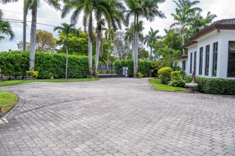 Casa en venta en Miami, Florida, 6 dormitorios, 388.42 m2 № 2062945 - foto 3