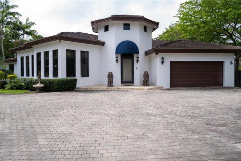 Casa en venta en Miami, Florida, 6 dormitorios, 388.42 m2 № 2062945 - foto 2