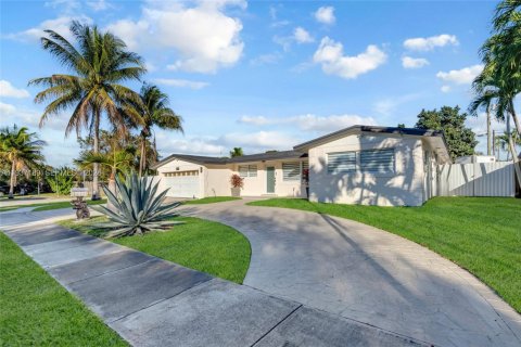 Casa en venta en Cutler Bay, Florida, 3 dormitorios, 126.63 m2 № 1995062 - foto 3