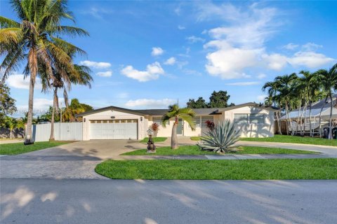 Casa en venta en Cutler Bay, Florida, 3 dormitorios, 126.63 m2 № 1995062 - foto 1