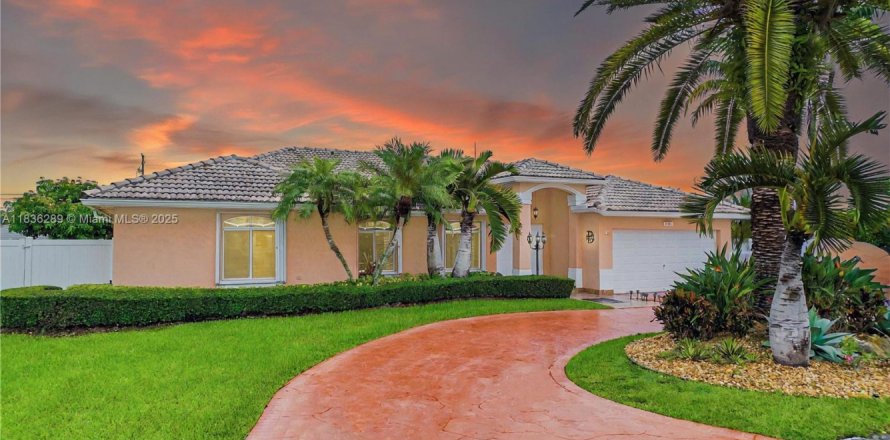House in Homestead, Florida 4 bedrooms, 211.72 sq.m. № 1832387