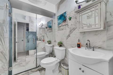 House in Hollywood, Florida 3 bedrooms, 125.42 sq.m. № 1893010 - photo 26