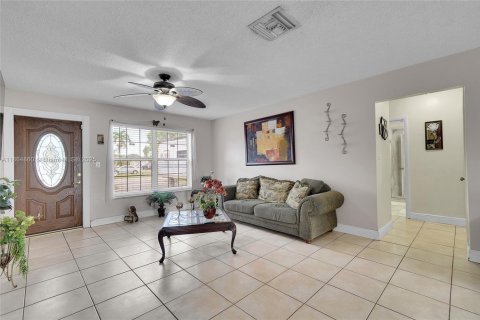 House in Hollywood, Florida 3 bedrooms, 125.42 sq.m. № 1893010 - photo 11