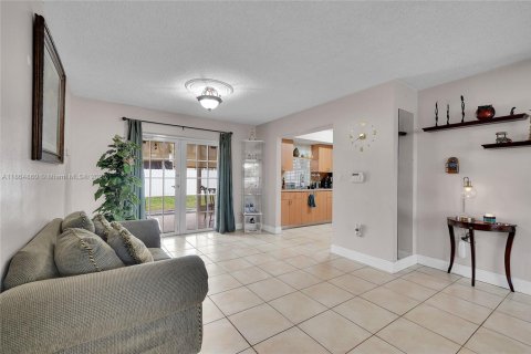House in Hollywood, Florida 3 bedrooms, 125.42 sq.m. № 1893010 - photo 13