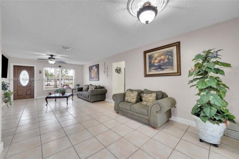 House in Hollywood, Florida 3 bedrooms, 125.42 sq.m. № 1893010 - photo 15