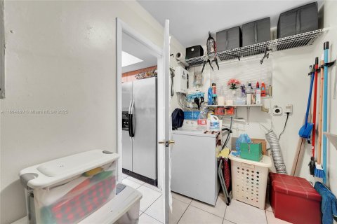 House in Hollywood, Florida 3 bedrooms, 125.42 sq.m. № 1893010 - photo 22