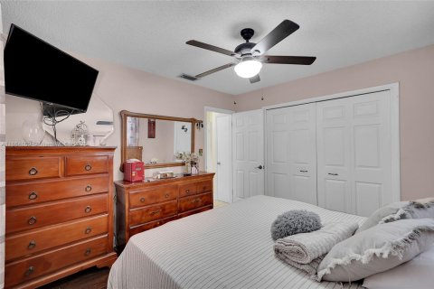 House in Hollywood, Florida 3 bedrooms, 125.42 sq.m. № 1893010 - photo 25
