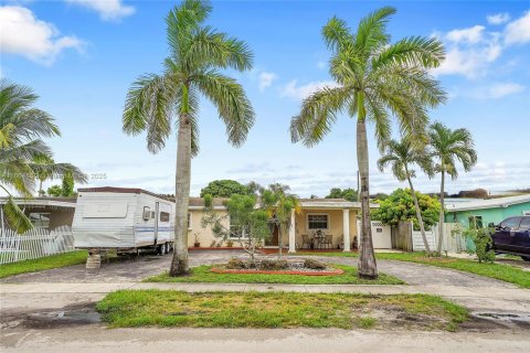 House in Hollywood, Florida 3 bedrooms, 125.42 sq.m. № 1893010 - photo 3