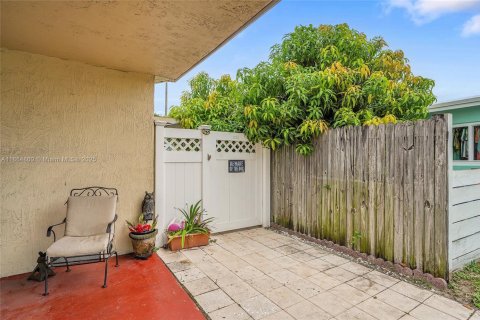 House in Hollywood, Florida 3 bedrooms, 125.42 sq.m. № 1893010 - photo 6