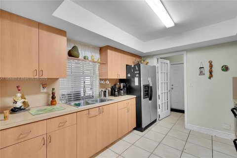 House in Hollywood, Florida 3 bedrooms, 125.42 sq.m. № 1893010 - photo 18