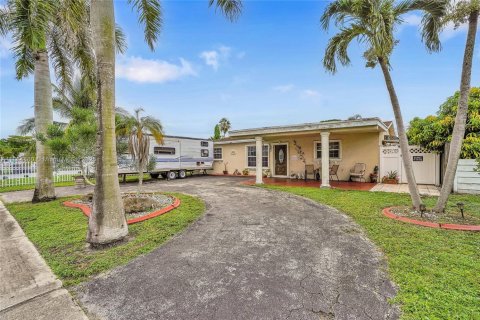 House in Hollywood, Florida 3 bedrooms, 125.42 sq.m. № 1893010 - photo 1