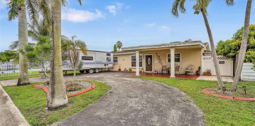 House in Hollywood, Florida 3 bedrooms, 125.42 sq.m. № 1893010