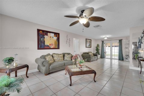 House in Hollywood, Florida 3 bedrooms, 125.42 sq.m. № 1893010 - photo 10