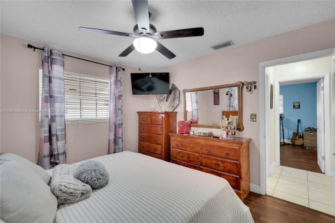 House in Hollywood, Florida 3 bedrooms, 125.42 sq.m. № 1893010 - photo 24
