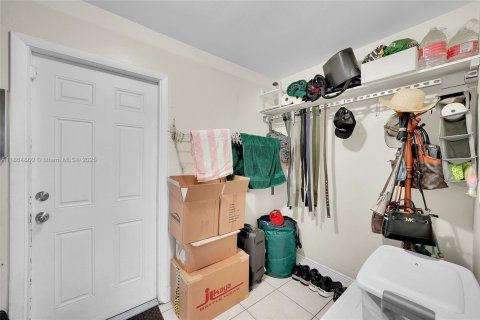 House in Hollywood, Florida 3 bedrooms, 125.42 sq.m. № 1893010 - photo 21