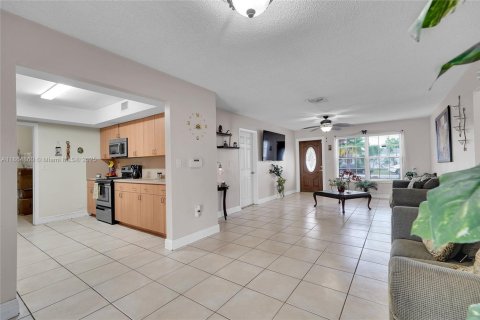 House in Hollywood, Florida 3 bedrooms, 125.42 sq.m. № 1893010 - photo 16