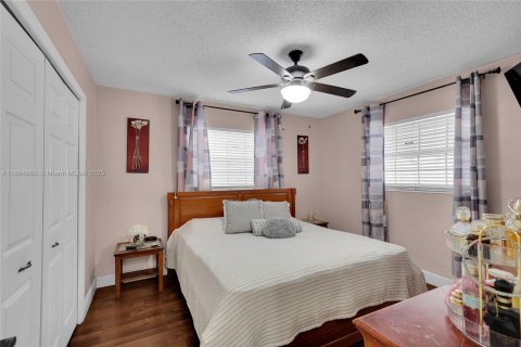 House in Hollywood, Florida 3 bedrooms, 125.42 sq.m. № 1893010 - photo 23