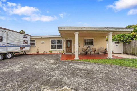 House in Hollywood, Florida 3 bedrooms, 125.42 sq.m. № 1893010 - photo 2