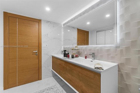 Condo in Hallandale Beach, Florida, 2 bedrooms  № 2016808 - photo 14