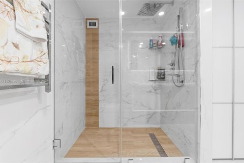 Condo in Hallandale Beach, Florida, 2 bedrooms  № 2016808 - photo 15