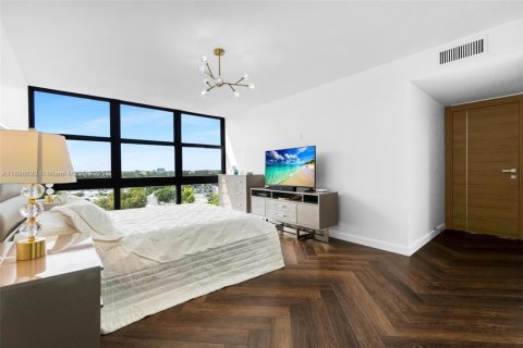 Condo in Hallandale Beach, Florida, 2 bedrooms  № 2016808 - photo 10
