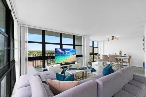 Condo in Hallandale Beach, Florida, 2 bedrooms  № 2016808 - photo 4