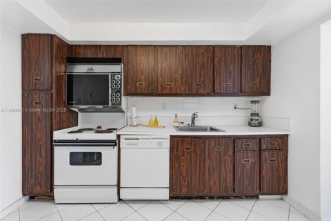 Condo in Hallandale Beach, Florida, 2 bedrooms  № 2016808 - photo 22