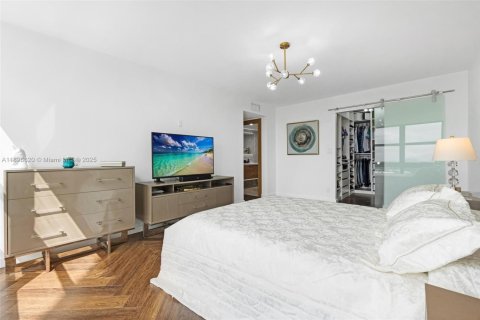 Condo in Hallandale Beach, Florida, 2 bedrooms  № 2016808 - photo 11