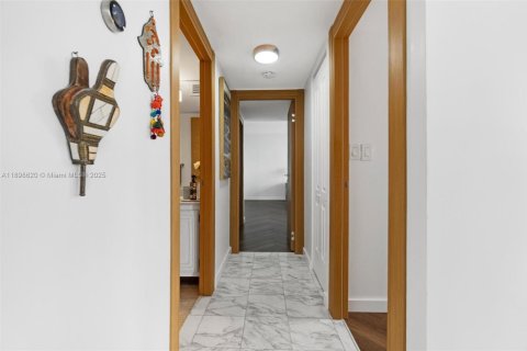 Condo in Hallandale Beach, Florida, 2 bedrooms  № 2016808 - photo 20