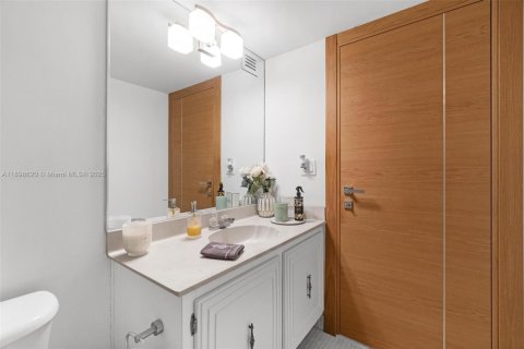 Condo in Hallandale Beach, Florida, 2 bedrooms  № 2016808 - photo 17