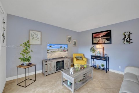 Купить кондоминиум в Холливуд, Флорида 2 спальни, 81.75м2, № 1862458 - фото 2