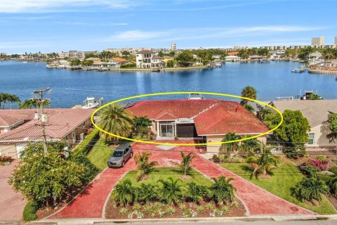 House in Saint Petersburg, Florida 4 bedrooms, 224.82 sq.m. № 1808079 - photo 2