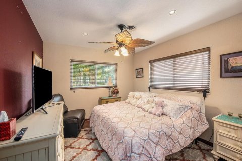 House in Saint Petersburg, Florida 4 bedrooms, 224.82 sq.m. № 1808079 - photo 16
