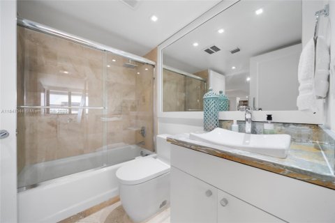 Condo in Miami, Florida, 2 bedrooms  № 1845599 - photo 17