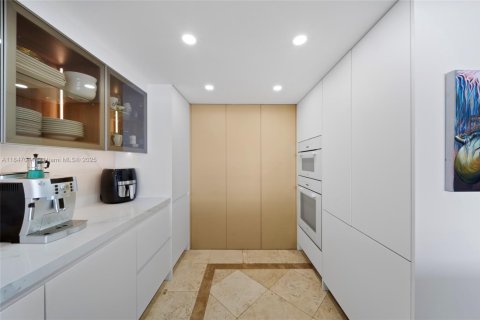 Condo in Miami, Florida, 2 bedrooms  № 1845599 - photo 13