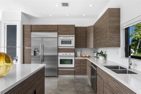 House in Miami Shores, Florida 5 bedrooms, 386.1 sq.m. № 1797020 - photo 20