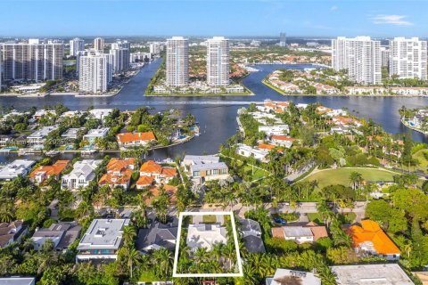Villa ou maison à louer à Golden Beach, Floride: 4 chambres, 341.32 m2 № 1959840 - photo 3