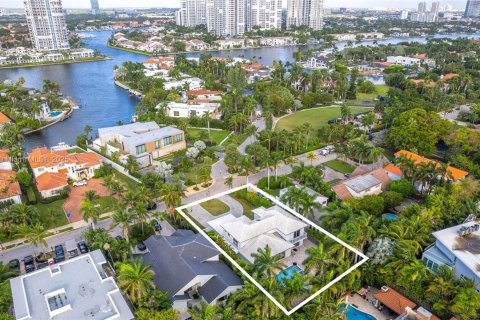 Villa ou maison à louer à Golden Beach, Floride: 4 chambres, 341.32 m2 № 1959840 - photo 2