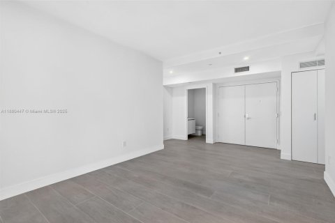 Condo in Miami, Florida, 4 bedrooms  № 1921904 - photo 17