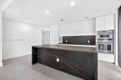 Condo in Miami, Florida, 4 bedrooms  № 1921904 - photo 11