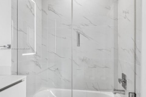 Condo in Miami, Florida, 4 bedrooms  № 1921904 - photo 29