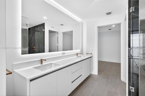 Condo in Miami, Florida, 4 bedrooms  № 1921904 - photo 9