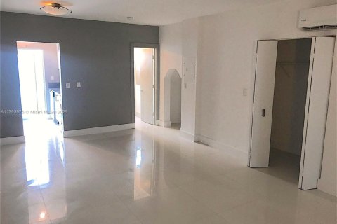 Condominio en venta en Miami Beach, Florida, 45.99 m2 № 1863861 - foto 2