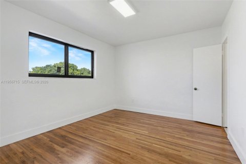 Купить коммерческую недвижимость в Норт-Майами-Бич, Флорида № 2010646 - фото 16