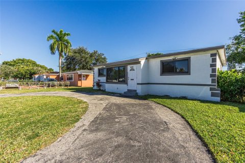 Коммерческая недвижимость в Норт-Майами-Бич, Флорида № 2010646