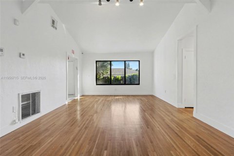 Купить коммерческую недвижимость в Норт-Майами-Бич, Флорида № 2010646 - фото 9