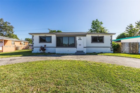 Купить коммерческую недвижимость в Норт-Майами-Бич, Флорида № 2010646 - фото 2