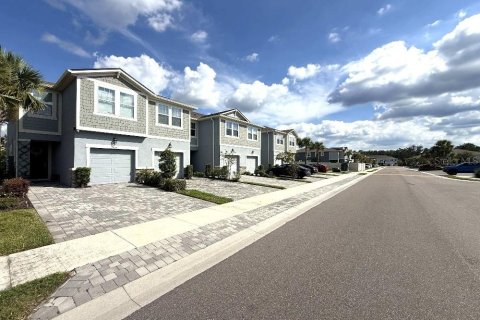 Townhouse in VOLANTI in Lutz, Florida 3 bedrooms, 154.87 sq.m. № 2410237 - photo 2