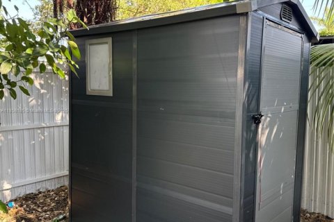 Снять в аренду виллу или дом в Майами, Флорида 1 спальня, № 1882458 - фото 2