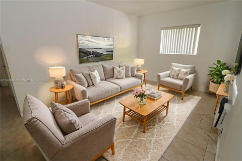 Apartamento en alquiler en Hollywood, Florida, 2 dormitorios, 69.68 m2 № 1965197 - foto 1